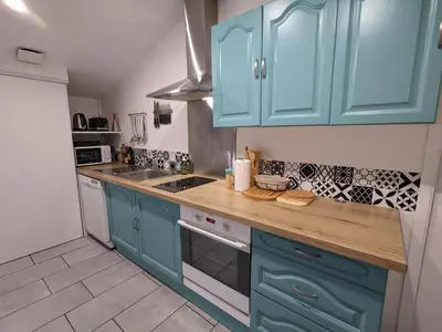 Cuisine ou kitchenette dans l'établissement Maison charentaise avec piscine chauffée, jardin privé et proche commerces, idéale pour couples - FR-1-653-228