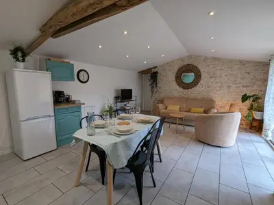 Cuisine ou kitchenette dans l'établissement Maison charentaise avec piscine chauffée, jardin privé et proche commerces, idéale pour couples - FR-1-653-228
