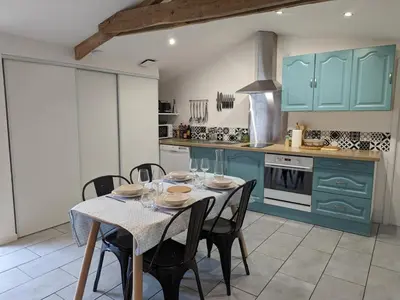 Cuisine ou kitchenette dans l'établissement Maison charentaise avec piscine chauffée, jardin privé et proche commerces, idéale pour couples - FR-1-653-228