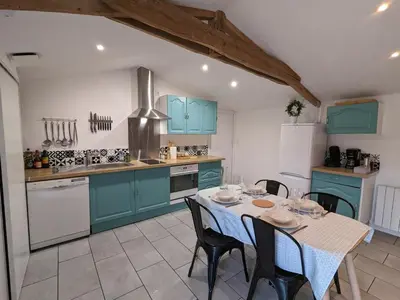 Cuisine ou kitchenette dans l'établissement Maison charentaise avec piscine chauffée, jardin privé et proche commerces, idéale pour couples - FR-1-653-228