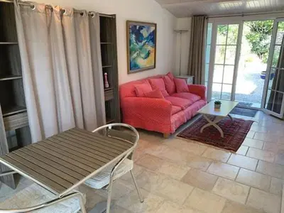 Coin salon dans l'établissement Gîte tout confort (SPA, Sauna, piscine chauffée)