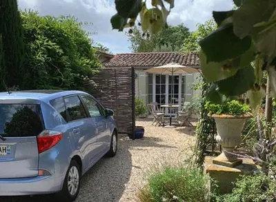 Jardin de l'établissement Gîte tout confort (SPA, Sauna, piscine chauffée)
