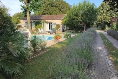 Piscine de l'établissement gîte 2 à 4 personnes (SPA, Sauna, piscine chauffée) ou située à proximité