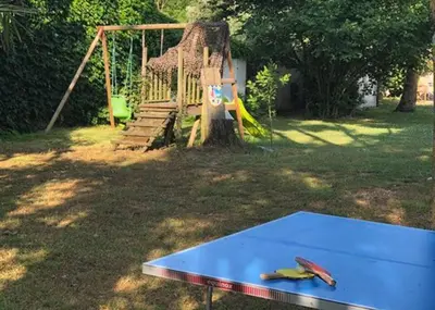 Aire de jeux pour enfants de l'établissement gîte 2 à 4 personnes (SPA, Sauna, piscine chauffée)