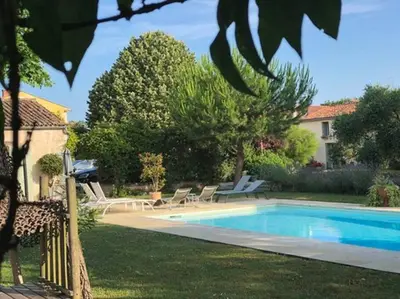 Piscine de l'établissement gîte 2 à 4 personnes (SPA, Sauna, piscine chauffée) ou située à proximité
