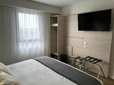 Télévision ou salle de divertissement dans l'établissement Hôtel Akena Chauray-Niort