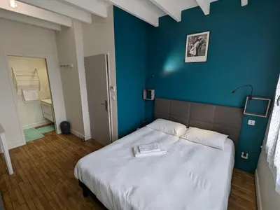 Un ou plusieurs lits dans un hébergement de l'établissement Gîte de charme avec piscine chauffée, jardin privatif et équipements bébés, à 15 min d’Angoulême - FR-1-653-16