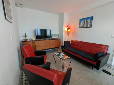 Coin salon dans l'établissement Gîte de charme avec piscine chauffée, jardin privatif et équipements bébés, à 15 min d’Angoulême - FR-1-653-16