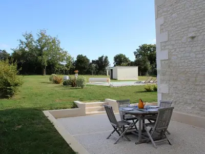 Jardin de l'établissement Gîte de charme avec piscine chauffée, jardin privatif et équipements bébés, à 15 min d’Angoulême - FR-1-653-16