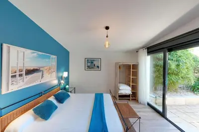 Un ou plusieurs lits dans un hébergement de l'établissement Villa 4* vue mer piscine spa