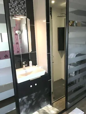 Salle de bains dans l'établissement Villa charmante à Nalliers avec piscine