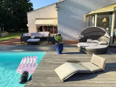 Piscine de l'établissement Villa charmante à Nalliers avec piscine ou située à proximité
