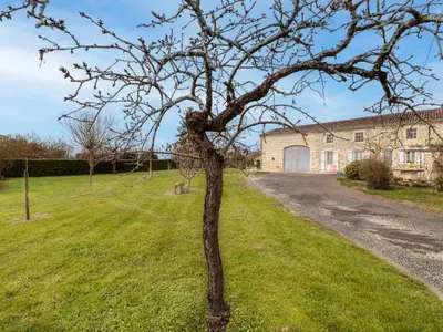 Jardin de l'établissement Holiday Home Gîte La Truffière Saintongeaise by Interhome