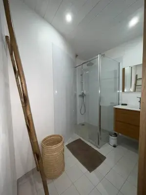 Salle de bains dans l'établissement loue ancien moulin a vent avec piscine et jacuzzi