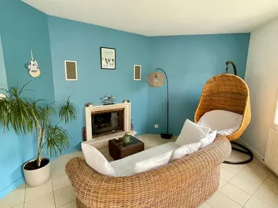 Coin salon dans l'établissement Maison piscine à 3' de la mer.
