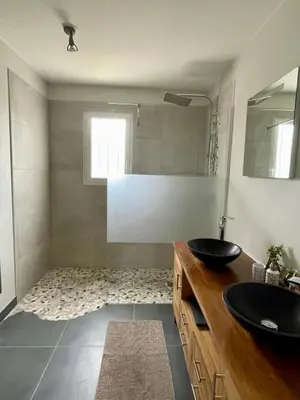 Salle de bains dans l'établissement Maison piscine à 3' de la mer.