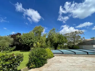 Jardin de l'établissement Maison piscine à 3' de la mer.