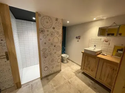 Salle de bains dans l'établissement appartement Loft-atelier à Vivonne