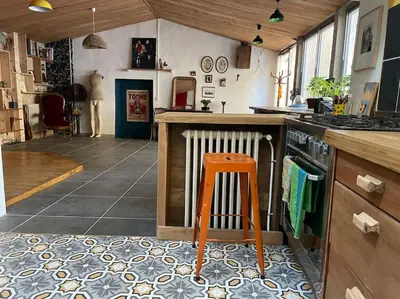 Cuisine ou kitchenette dans l'établissement appartement Loft-atelier à Vivonne