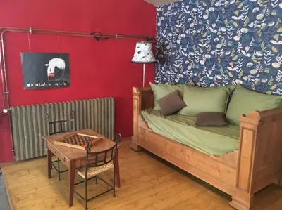 Coin salon dans l'établissement appartement Loft-atelier à Vivonne