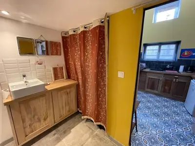Cuisine ou kitchenette dans l'établissement appartement Loft-atelier à Vivonne