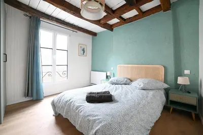 Un ou plusieurs lits dans un hébergement de l'établissement Maison avec spa dans l'hyper centre de Poitiers
