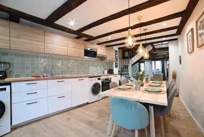 Cuisine ou kitchenette dans l'établissement Maison avec spa dans l'hyper centre de Poitiers