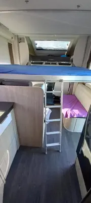 Un ou plusieurs lits superposés dans un hébergement de l'établissement Nuit en Camping car : une experience immersive