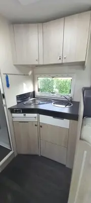 Cuisine ou kitchenette dans l'établissement Nuit en Camping car : une experience immersive