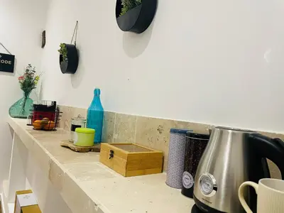 Plateau bouilloire dans l'établissement Les Dames Jeannes