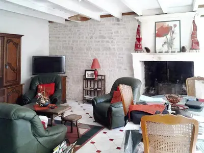 Télévision ou salle de divertissement dans l'établissement Maison confortable au cœur de Fleurac avec grand jardin