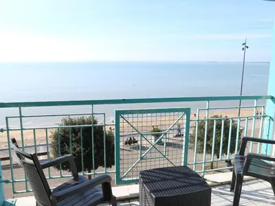 Vue générale sur la mer ou vue sur la mer prise depuis l'appartement