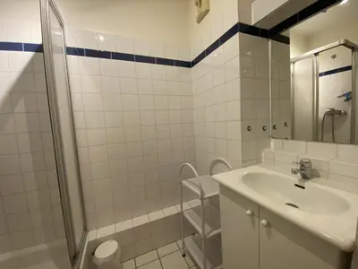 Salle de bains dans l'établissement Appartement 4 pers avec vue mer, face à la plage - FR-1-709-33