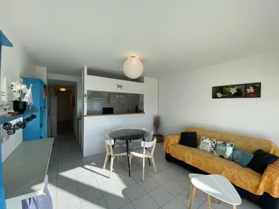 Cuisine ou kitchenette dans l'établissement Appartement 4 personnes, rez-de-chaussée, piscine, plage à 200 m, wifi - FR-1-709-32