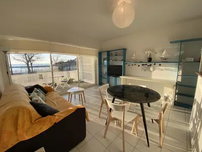 Coin salon dans l'établissement Appartement 4 personnes, rez-de-chaussée, piscine, plage à 200 m, wifi - FR-1-709-32