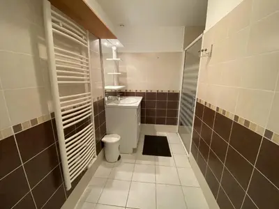 Salle de bains dans l'établissement Appartement 4 personnes, rez-de-chaussée, piscine, plage à 200 m, wifi - FR-1-709-32