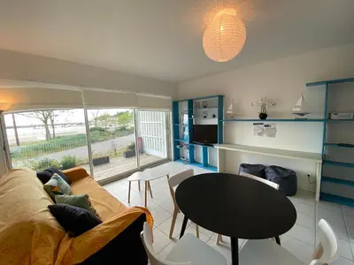 Coin salon dans l'établissement Appartement 4 personnes, rez-de-chaussée, piscine, plage à 200 m, wifi - FR-1-709-32
