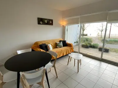 Coin salon dans l'établissement Appartement 4 personnes, rez-de-chaussée, piscine, plage à 200 m, wifi - FR-1-709-32