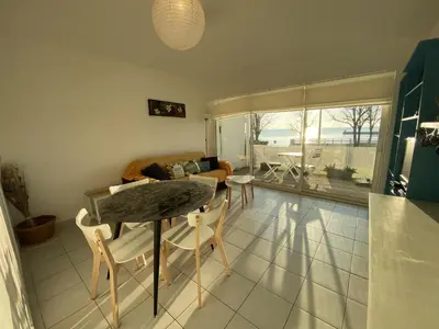 Coin salon dans l'établissement Appartement 4 personnes, rez-de-chaussée, piscine, plage à 200 m, wifi - FR-1-709-32