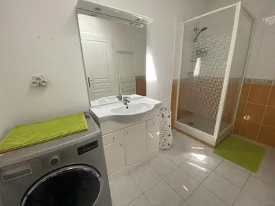Salle de bains dans l'établissement Maison calme récente à Fouras - 6 pers. - FR-1-709-40