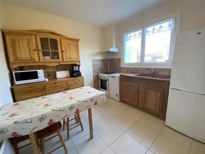 Cuisine ou kitchenette dans l'établissement Maison de Ville à Fouras avec Jardin et Garage, Proche Plages - FR-1-709-38
