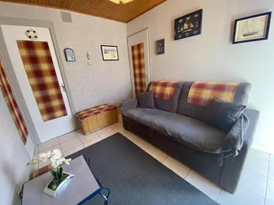 Coin salon dans l'établissement Appartement 4 pers. à Fouras, proche plage avec cour ensoleillée et stationnement - FR-1-709-37