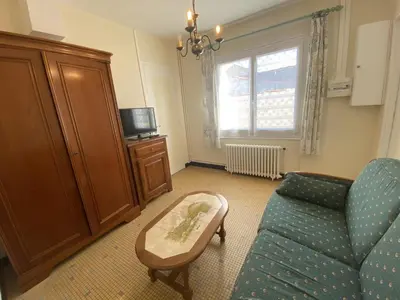 Télévision ou salle de divertissement dans l'établissement Maison à Fouras: Proche plages et centre, jardinet, 1 chambre - FR-1-709-52