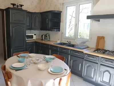 Cuisine ou kitchenette dans l'établissement Maison Familiale à Fouras: 6 Pers, 95 m², Proche Plage et Centre, Jardin, Tout Confort - FR-1-709-43