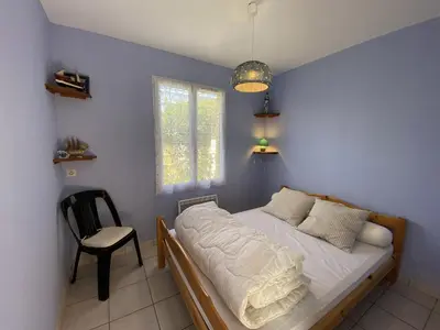 Un ou plusieurs lits dans un hébergement de l'établissement Charmante maisonnette, proche mer, équipée, 3 chambres, terrasse - FR-1-709-49