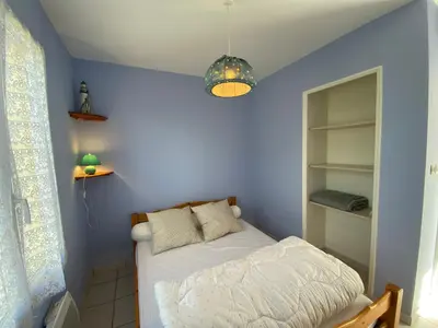Un ou plusieurs lits dans un hébergement de l'établissement Charmante maisonnette, proche mer, équipée, 3 chambres, terrasse - FR-1-709-49