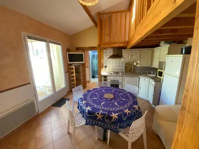 Cuisine ou kitchenette dans l'établissement Charmante maisonnette, proche mer, équipée, 3 chambres, terrasse - FR-1-709-49