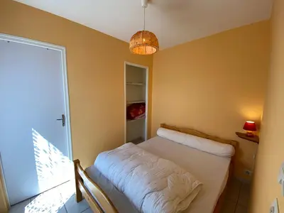 Un ou plusieurs lits dans un hébergement de l'établissement Charmante maisonnette, proche mer, équipée, 3 chambres, terrasse - FR-1-709-49