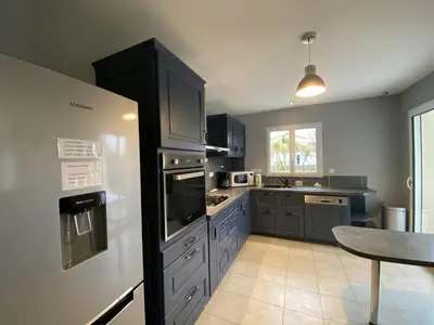 Cuisine ou kitchenette dans l'établissement Villa Confortable à Fouras, Proche Mer, 3 Chambres, Terrasse, Jardin, WiFi - FR-1-709-59