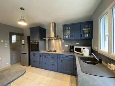 Cuisine ou kitchenette dans l'établissement Villa Confortable à Fouras, Proche Mer, 3 Chambres, Terrasse, Jardin, WiFi - FR-1-709-59